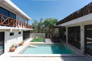 a swimming pool in the backyard of a house at Casa Re Valladolid in Valladolid