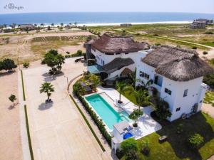 an aerial view of a house with a swimming pool at Casa Pal'mar 17 personas in Bajos de Chila
