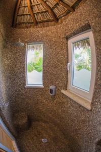 a bathroom with two windows and a bath tub at Casa Pal'mar 17 personas in Bajos de Chila
