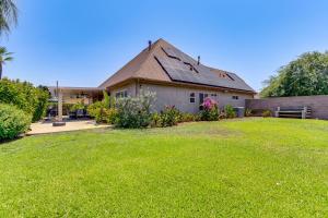 Taman di luar Clovis Retreat with Patio and Yard about 3 Mi to Old Town!