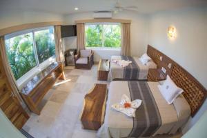 a hotel room with two beds and a balcony at Casa Pal'mar 17 personas in Bajos de Chila +37 photos