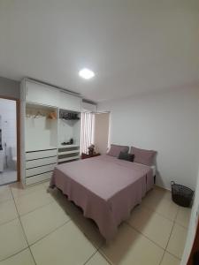 a bedroom with a large bed and a closet at Casa ampla com garagem e Wi-Fi Lagoa Seca, Juazeiro do norte -CE in Juazeiro do Norte