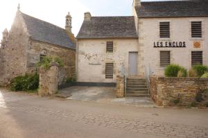 an old stone building on the side of a street at Ma petite maison bretonne in Guimiliau