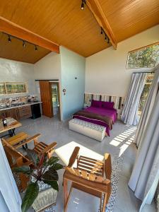 a bedroom with a purple bed in a room at Cabana com jacuzzi e churrasqueira - Ibiuna SP in Lajeado do Salto