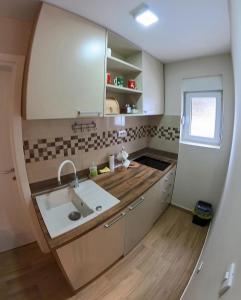 Kuchyň nebo kuchyňský kout v ubytování Nana Apartmani