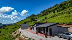 RîmeţiMagia Muntelui的山前有停车位的房子