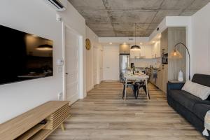 una sala de estar con un sofá y una mesa en Le Jules, en Quebec