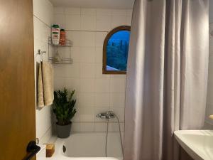 Káto GaroúnaAlexandra's Boutique House的浴室配有淋浴帘和浴缸。 更多26张照片