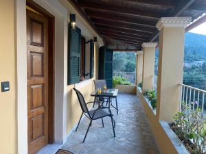 Káto GaroúnaAlexandra's Boutique House的阳台上配有桌椅的露台