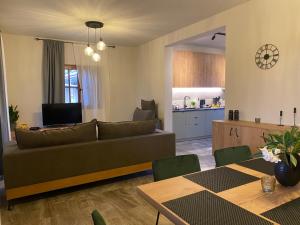 Káto GaroúnaAlexandra's Boutique House的客厅里有一张沙发和一张桌子。