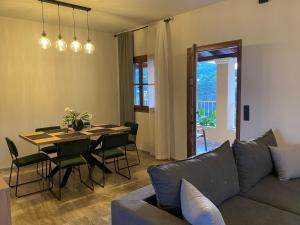 Káto GaroúnaAlexandra's Boutique House的客厅里有一张沙发和一张桌子。