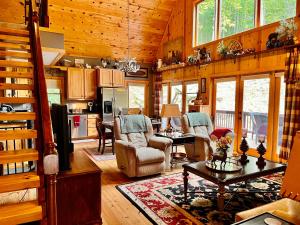 Χώρος καθιστικού στο Bumble Bee Cabin +42 φωτογραφίες