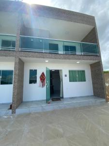 a building with a green door in front of it at Flat no Cond Home Duplex - Subida da Serra in Bezerros