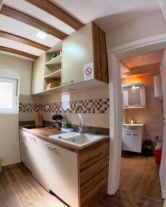 Kuchyň nebo kuchyňský kout v ubytování Nana Apartmani