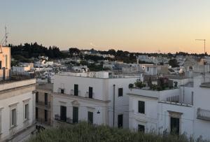 a view of a city with white buildings at Appartamento familiare in centro a due passi dai trulli - Casa Costanza in Alberobello