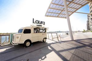 Galería fotográfica de Cozy Retreat At Waters Edge, By Voyage en Abu Dabi