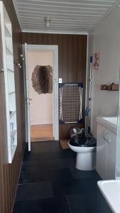 baño con aseo y puerta a una habitación en Reykjavik Condo, en Reikiavik 7 fotos más