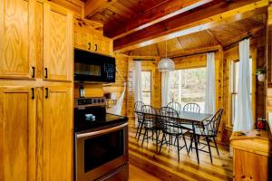 Η κουζίνα ή μικρή κουζίνα στο Riveredge Escape Cabin-Flowing Waterfront-Hot Tub-Pools-Xbox-Pickleball