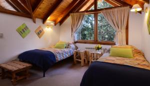 Giường trong phòng chung tại Amazing 5 Bedrooms Chalet in Villa Traful VT1 by Apartments Bariloche