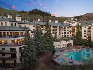 Una vista aérea de un complejo turístico con piscina. en The Charter at Beaver Creek D185, en Beaver Creek