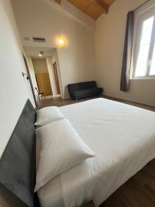 Postel nebo postele na pokoji v ubytování Casa nel borgo di Capraia