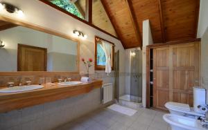 Phòng tắm tại Amazing 5 Bedrooms Chalet in Villa Traful VT1 by Apartments Bariloche +78 ảnh