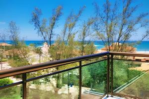 サクアレマにあるLocalização Privilegiada - Acesso à Praiaの海が見えるバルコニー