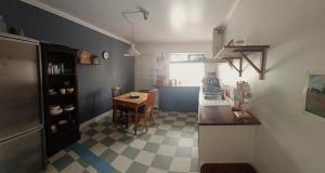 Una cocina con una encimera y una mesa dentro. en Reykjavik Condo, en Reikiavik