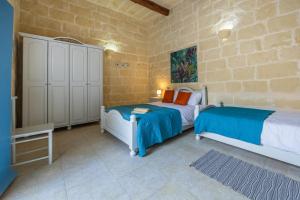 Postel nebo postele na pokoji v ubytování Room 4 - Family room x 3 by Solea + 26 fotografií