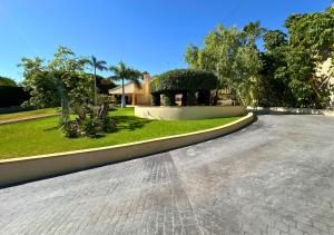 a driveway with a house in the background at Villa Bonavista Exclusiva Villa Privada en Elche in Vallongas