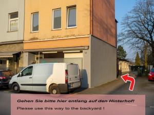 a white van parked in front of a building at Fabelhafte Apartments zum wohlfühlen mit JUNIK Apartments in Duisburg