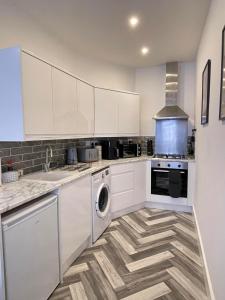 O bucătărie sau chicinetă la Montague Apartment-Spacious, Central & Free Parking