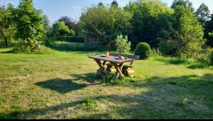 a picnic table in the middle of a field at Mietwohnwagen in Carpin