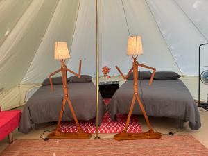 Posteľ alebo postele v izbe v ubytovaní Camping Ripolles + 37 fotografií