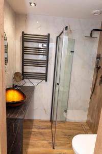 Ένα μπάνιο στο M&K Apartament Stronie Śląskie