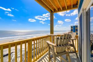 Un balcón con dos sillas y vista a la playa. en Beachfront Family Condo with Stunning Views!, en North Topsail Beach 16 fotos más