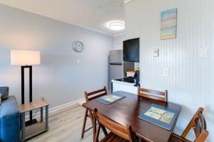 Una sala de estar con una mesa de comedor y una cocina. en Beachfront Family Condo with Stunning Views!, en North Topsail Beach