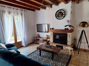 Μια τηλεόραση ή/και κέντρο ψυχαγωγίας στο Maison à 20 min des plages Landaises