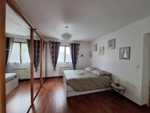 Ένα ή περισσότερα κρεβάτια σε δωμάτιο στο Maison à 20 min des plages Landaises