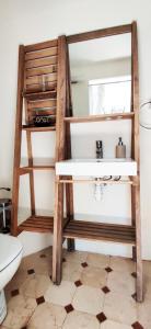 Koupelna v ubytování Chambre cosy avec terrasse sur la colline boisée, parking privé, jardin, calme, climatisation, 10 mn pont du Gard num7