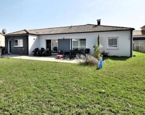 a house with a lawn in front of it at Sweet home 25mn du Puy du Fou in Cholet