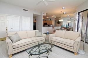 Zona de estar de Waterfront Views, Office, Main Floor, Walkable