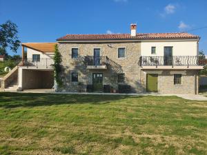 GračiščeVila MARIMA的一座大型石头房子,设有大院子