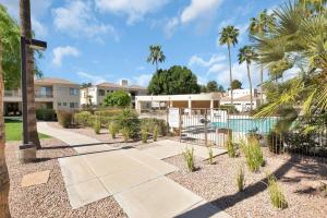 un complejo con piscina y palmeras en Waterfront 1st Flr, Gated, 2 Bd Office, Trail, en Scottsdale