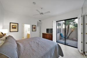 Un dormitorio con una cama, una cómoda y un televisor. en Waterfront 1st Flr, Gated, 2 Bd Office, Trail, en Scottsdale 30 fotos más