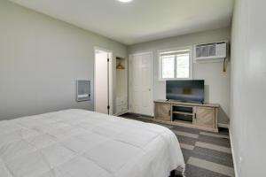 Un dormitorio con una cama y un televisor de pantalla plana. en Table Rock Lake Condo Boat, Fish, Swim!, en Kimberling City