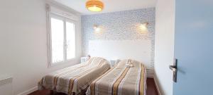 Katil atau katil-katil dalam bilik di Appartement avec parking prive et piscine commune