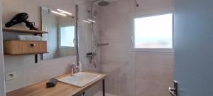 Bilik mandi di Appartement avec parking prive et piscine commune +11 gambar