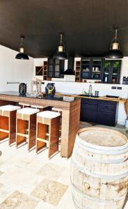 Kuchyň nebo kuchyňský kout v ubytování Chambre cosy avec terrasse sur la colline boisée, parking privé, jardin, calme, climatisation, 10 mn pont du Gard num7