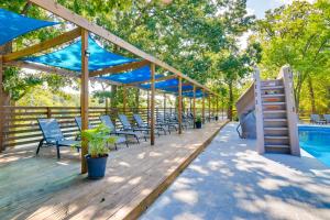 Kimberling CityにあるPool and Dock Access Apt on Table Rock Lakeのプールの横にある椅子とはしごのあるデッキ +27枚の写真